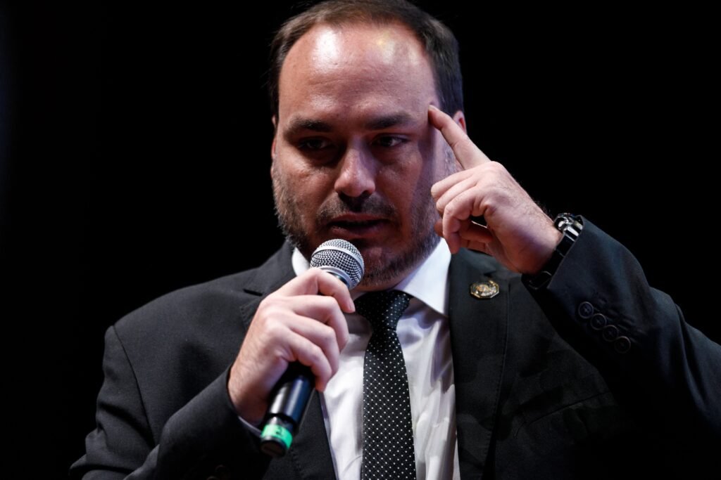 Eduardo Bolsonaro Apoia Candidatura de Carlos em SC