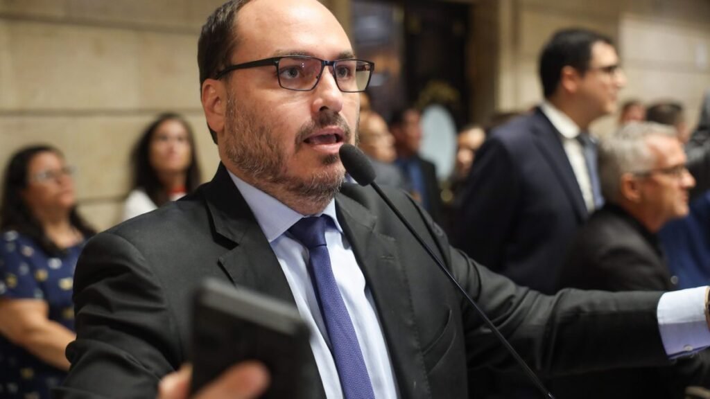 Carlos Bolsonaro e sua pré-candidatura ao Senado em SC