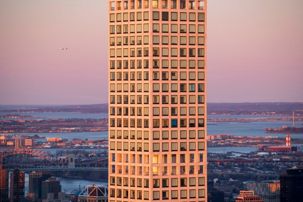 Rachaduras em Luxuoso Arranha-Céu de Nova York: Um Alerta para Investidores