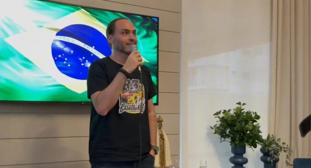 Carlos Bolsonaro lança candidatura ao Senado em SC