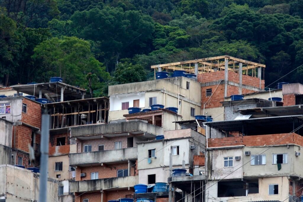 Impactos das NDCs na Habitação Precária e suas Implicações