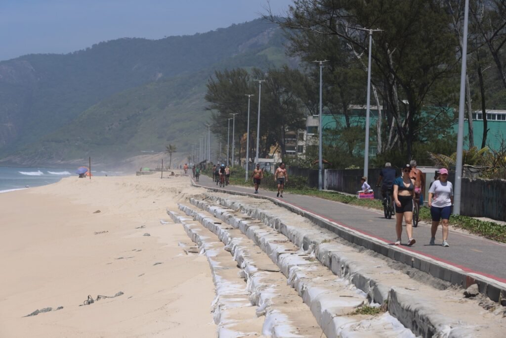 Erosão na Praia da Macumba: Impactos e Soluções Necessárias