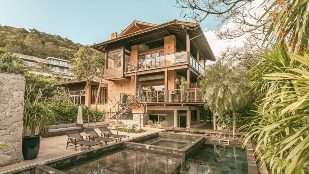 Luxuosa casa à venda na Lagoa da Conceição por R$ 10 milhões