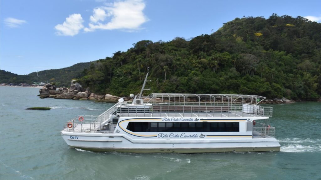 Descubra a Costa Esmeralda: Passeio de Catamarã em SC