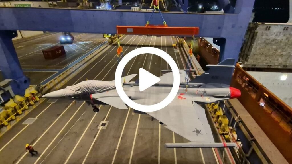 Caça Gripen da FAB é atração no litoral de SC