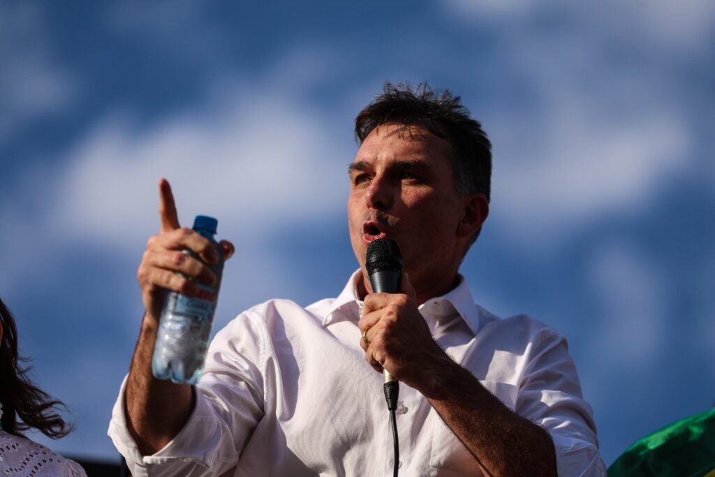 Conflito Familiar: Flávio Bolsonaro e Michelle se Reconciliam