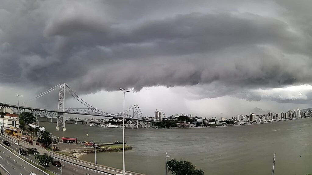 Impactos dos Ciclones em SC: O Que Investidores Precisam Saber