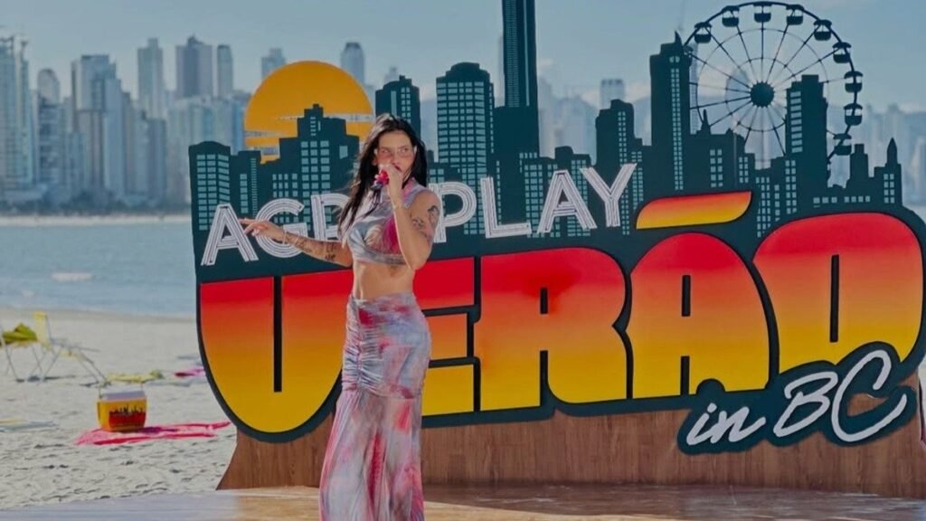 Carnaval em Balneário Camboriú: Ana Castela de graça