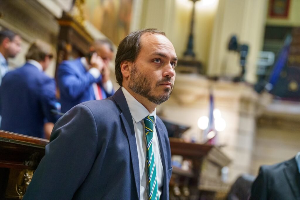 Carlos Bolsonaro e a Mudança para Santa Catarina: Implicações Imobiliárias