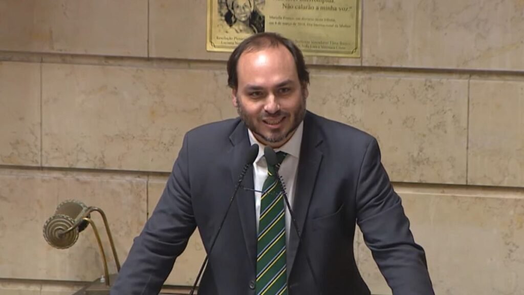 Carlos Bolsonaro: Renúncia e Nova Candidatura ao Senado