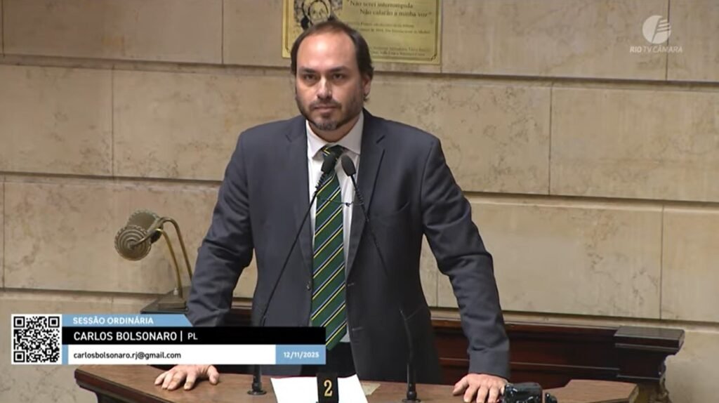 Carlos Bolsonaro renuncia para concorrer ao Senado em SC