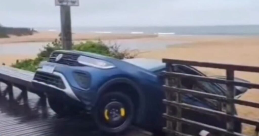 Acidente em Itajaí: Carro cai de passarela na Praia Brava