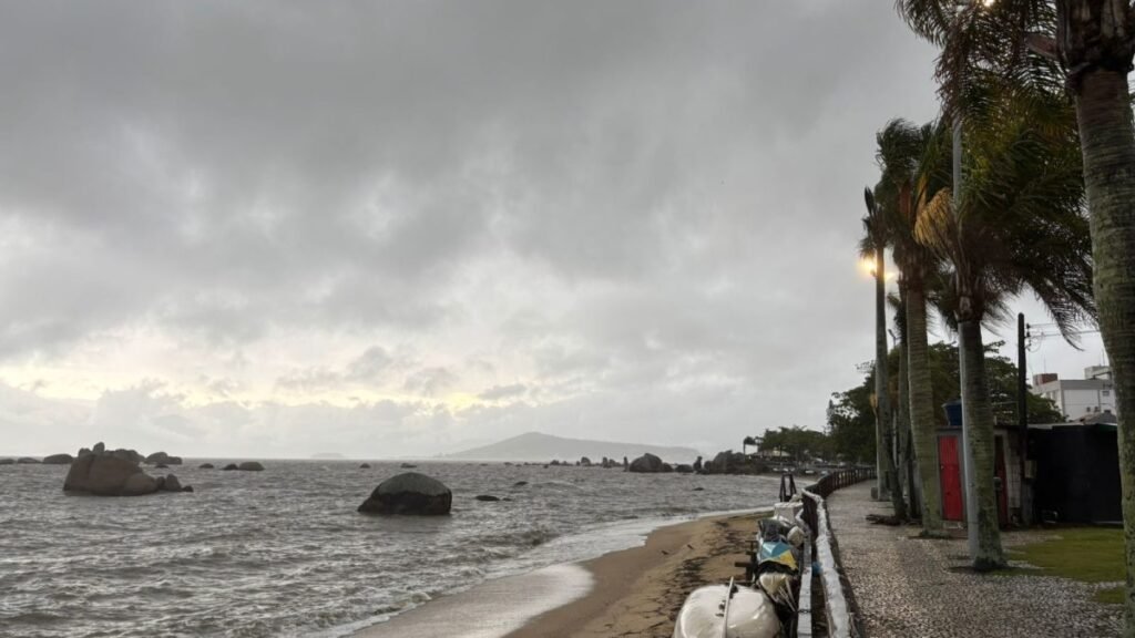 Impactos do Ciclone em SC: Suspensão de Aulas e Cuidados