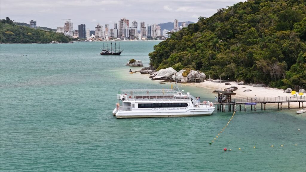 Passeio de Catamarã em Balneário Camboriú: Oportunidade de Investimento