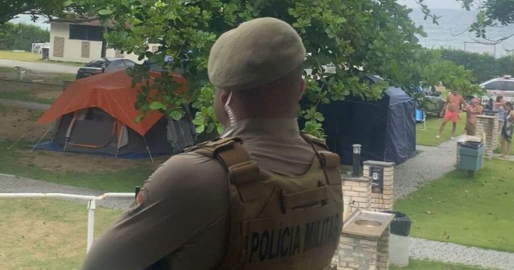 Impactos do Fim do Naturismo na Praia do Pinho em SC