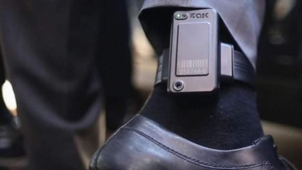 Justiça determina uso de tornozeleira em caso de desvio de verba