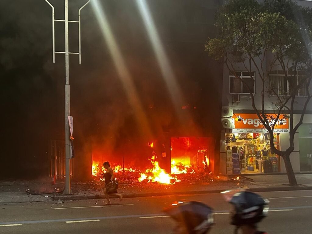 Incêndio Interdita Avenida Princesa Isabel no Leme